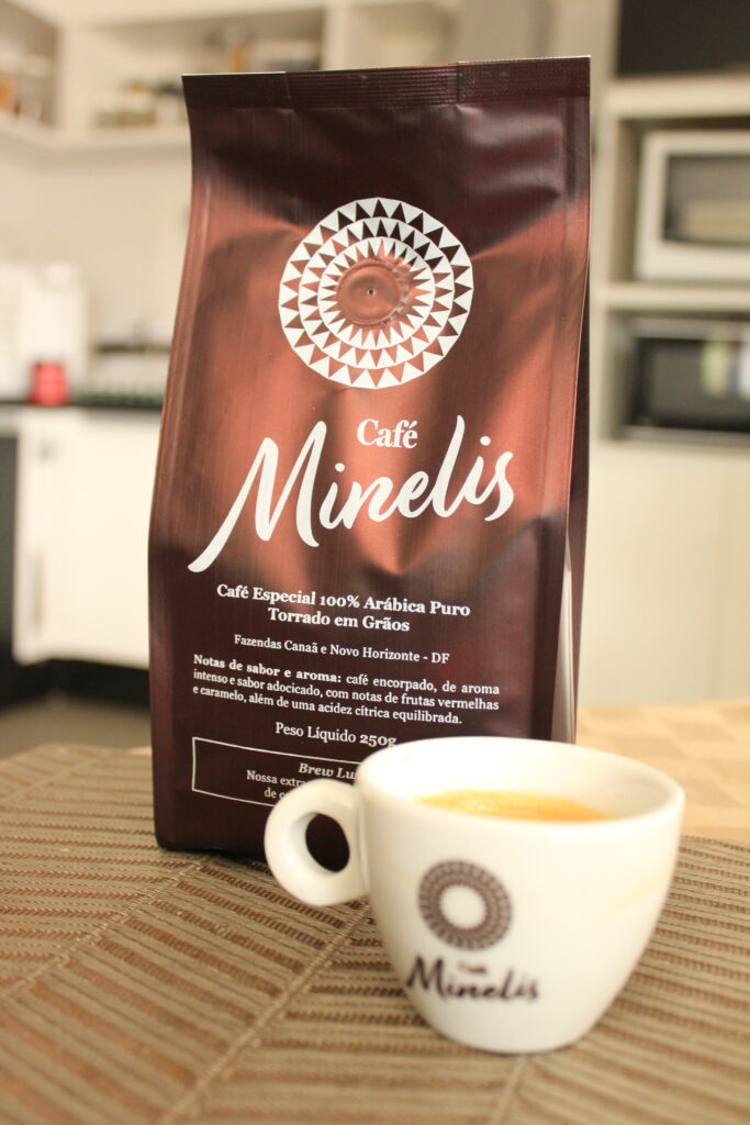 Pacote de café Minelis Brew Lush com uma xícara de café