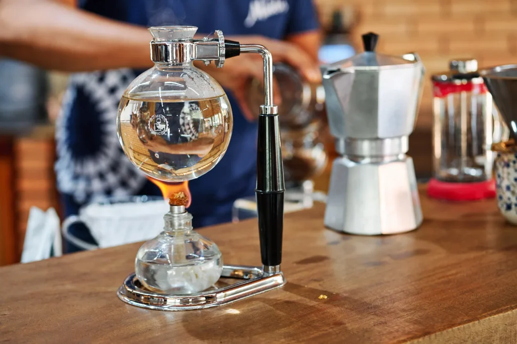 Preparo de café no sifão na bancada